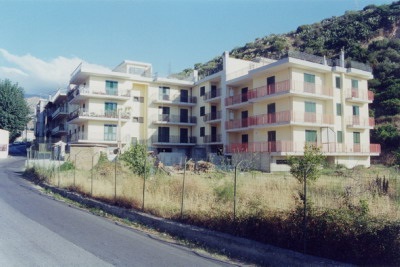 Progetto e Direzione Lavori di n°2 corpi di fabbrica per civile abitazione a 3 piani f.t. oltre seminterrato, nel Villaggio Galati Sant'Anna (Me). Committente : Impresa Miduri Nunzio di Messina.